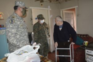 Comando Conjunto Austral colabora en entrega de canastas de alimentos