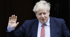 Hospitalizan al primer ministro británico Boris Johnson a 10 días de dar positivo por coronavirus