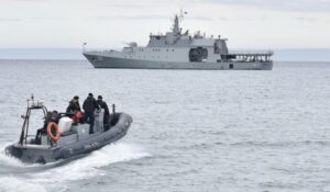 Armada de Chile despliega operativo  en Puerto Edén ante caso de Covid-19