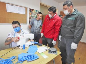 Reos de la cárcel confeccionan mascarillas para personal del Hospital Clínico