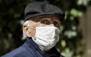 Geriatras explican por qué los adultos mayores son los más afectados por Covid-19 y entregan recomendaciones