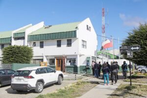 Sujeto ebrio tosió en la cara a efectivo policial al ser detenido por violencia intrafamiliar