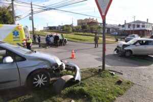 Conductor no respetó sentido preferencial y provocó fuerte colisión