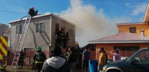 Incendio destruyó tres viviendas y dejó nueve damnificados