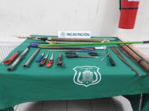 Hasta con palo de escoba reos fabricaron armas hechizas al interior de la cárcel
