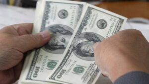 Dólar cae con fuerza y acumula baja semanal de $17