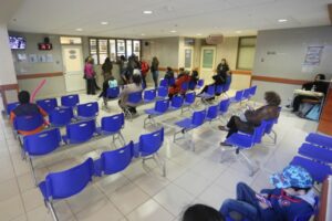 Farmacia del Hospital Clínico entrega medicamentos a domicilio en 48 horas