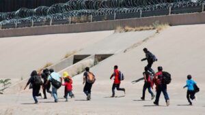 Gobierno de Trump aceleró expulsión de indocumentados en medio de pandemia por Covid-19