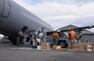 Avión FACh trasladó material que beneficiará a 1500 estudiantes