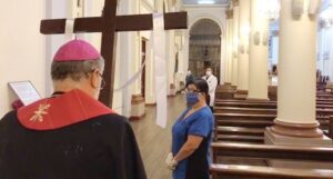 Iglesia Católica de Magallanes realizó el Vía Crucis junto a personal de la salud