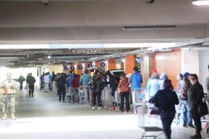 Colapso se generó la mañana de ayer en supermercados previo a cierre temporal de grandes cadenas
