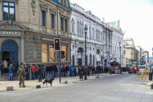 Cientos de personas se agolparon en bancos para cobrar finiquitos y sueldos