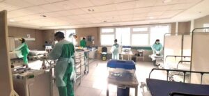 Funcionarios de primera línea se hospedan en hoteles sanitarios por temor de contagiar a familiares