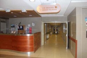Oncología: la unidad del Hospital Clínico que a pesar de la emergencia sanitaria continúa atendido a sus pacientes
