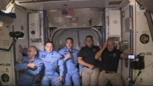 Astronautas de misión de SpaceX abordan Estación Internacional tras exitoso acople de cápsula