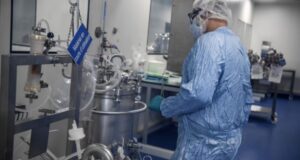Molestia en Francia luego que farmacéutica dijera que EEUU tendrá prioridad en caso de una vacuna
