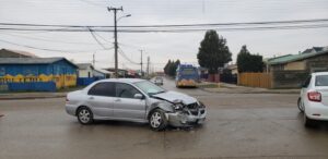 Una conductora lesionada tras colisionar contra bus de locomoción colectiva