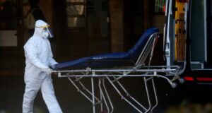España registra menos de cien fallecidos por coronavirus por primera vez en dos meses