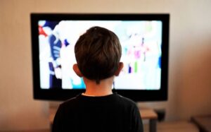 Avanza proyecto de ley que propone franja educativa en TV abierta durante cuarentena