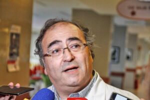 Christos Varnava: el médico a cargo de la UPC del Hospital Clínico en medio de la pandemia