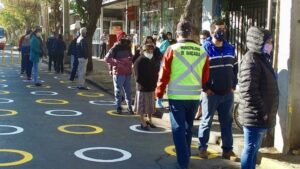 ¿Nueva normalidad? Círculos de colores demarcan distancia social en accesos a edificios institucionales en Rancagua