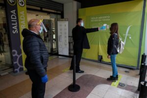En día más grave del coronavirus: largas filas se registran tras apertura de tiendas Falabella en distintas ciudades