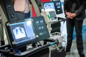 Nueva máquina de exámenes de Covid-19 del Hospital Clínico podrá realizar 10 mil muestras