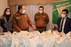 Esposas de Carabineros donaron 25 canastas familiares para adultos mayores