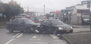Daños dejó colisión en calle Videla con Condell