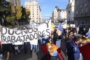 Trabajadores y dueños de locales nocturnos se manifestaron esta mañana