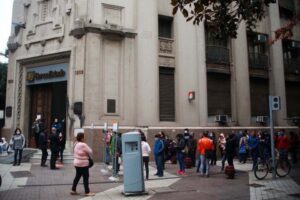 Las claves del éxito de la cuarentena en Punta Arenas y el fracaso en el Gran Santiago