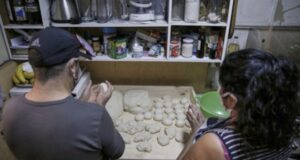 Chilenos intentan reinventarse para ganar dinero frente a la pandemia