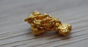 El oro alcanza su valor más alto en casi 8 años