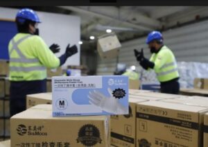 Fundación Luksic entrega 17 mil guantes a Magallanes para tratar el COVID-19