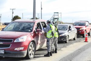 Más de 60 vehículos fueron obligados a retornar a Punta Arenas tras no cumplir con requisitos para salir