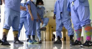 ¿Por qué hay hospitales en EEUU que están despidiendo a trabajadores de la salud?