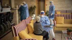 Iniciativas buscan brindarle apoyo a los adultos mayores en medio de la pandemia del COVID-19