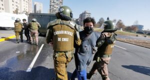 Detienen a 57 manifestantes en Plaza Baquedano
