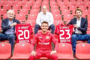 Charles Aránguiz renueva con el Leverkusen hasta 2023