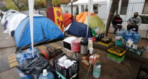 Municipalidad de Providencia confirma traslado de 140 venezolanos a tres albergues de la capital