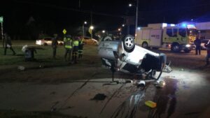 Conductor perdió el control de su vehículo y terminó volcado en los alrededores de un parque de patinaje