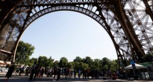 Torre Eiffel vuelve a recibir público tras un cierre de tres meses por el Covid-19