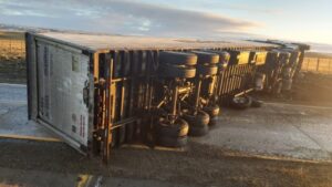 Camión volcó en la Ruta CH255 y se mantuvo cortada