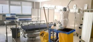 El silencioso pero efectivo trabajo de los funcionarios de aseo del Hospital Clínico de Magallanes