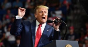 Trump precisa que solo se reuniría con Maduro para discutir su 