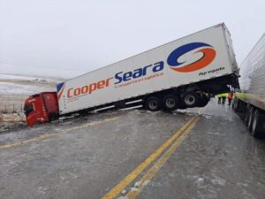 Camión despistó en la Ruta y cortó el tránsito