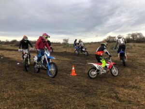 Con manejo de técnica y velocidad entre medio de los bosques, finalizó la segunda etapa de la “Escuela de Moto para Principiantes”