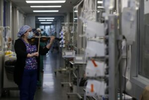 La historia de cómo nació la idea de la tens que toca el violín para pacientes del Hospital El Pino