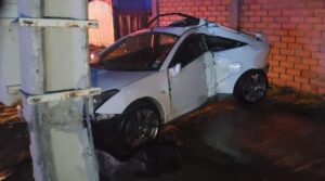 Retienen licencia de conductor ebrio que se estrelló contra un poste
