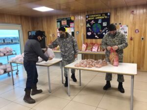 FACh apoya en la entrega de canastas Junaeb
